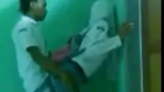 ಕೂದಲುಳ್ಳ ಹೆಣ್ಣು ಯೋನಿಯನ್ನು ಎಚ್ಚರಿಕೆಯಿಂದ ಲಿಕ್ಸ್ ಮಾಡಿ, ಅವನ ನಾಲಿಗೆ ಮತ್ತು ಚಮತ್ಕಾರದ ಮೂಲಕ ಚಂದ್ರನಾಡಿಯನ್ನು ತನ್ನ ಬೆರಳುಗಳೊಂದಿಗೆ ಸೆರೆಹಿಡಿಯುತ್ತದೆ