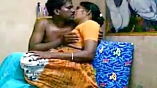 ಕೋಣೆಯ ಮಧ್ಯದಲ್ಲಿ ಎರಡು ಯುವ ಮರಿಗಳು ಕುಳಿತು, ಹೆಣ್ಣುಮಕ್ಕಳು ಮತ್ತು ಪೀವನ್ನು ಕಡಿಮೆ ಮಾಡಿದರು