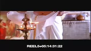 ಗಂಡನು ತನ್ನ ಹೆಂಡತಿಯನ್ನು ಒಂದು ಬಿಂದುವನ್ನಾಗಿಸುತ್ತಾನೆ, ಒಂದು ನಯಗೊಳಿಸಿದ ಕೋಳಿಯಲ್ಲಿ ಅವಳನ್ನು ಕುತೂಹಲದಿಂದ ನೋಡುತ್ತಾನೆ, ಆದರೆ ವೀರ್ಯ ತನ್ನ ಬಾಯಿಯಲ್ಲಿ
