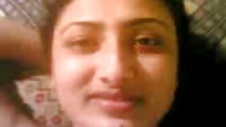 ಒಂದು ಗುಂಪನ್ನು ಎರಡು ಆಕರ್ಷಕ brunettes ಎಲ್ಲಾ ಕುಳಿಗಳು ಫಕ್