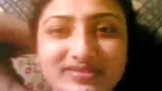 ಒಂದು ಗುಂಪನ್ನು ಎರಡು ಆಕರ್ಷಕ brunettes ಎಲ್ಲಾ ಕುಳಿಗಳು ಫಕ್