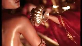 ಜಪಾನಿನ ಹುಡುಗಿ ಗೈಗೆ ಬ್ಲೋಜಾಬ್ ಕೊಡುತ್ತಿದ್ದಾಗ, ತನ್ನ ಬೆರಳುಗಳನ್ನು ತನ್ನ ಆರ್ದ್ರ ಕ್ಯಾಪ್ ಮತ್ತು ಮಸಾಜ್ ಬಿಂದು ಜಿಗೆ ಓಡಿಸುತ್ತಾನೆ