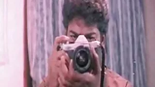 ರಷ್ಯಾದ ವಿದ್ಯಾರ್ಥಿ ತನ್ನ ಗೆಳೆಯರನ್ನು ವಸತಿ ಮನೆಯ ಆವರಣದಲ್ಲಿ ಎಳೆದನು